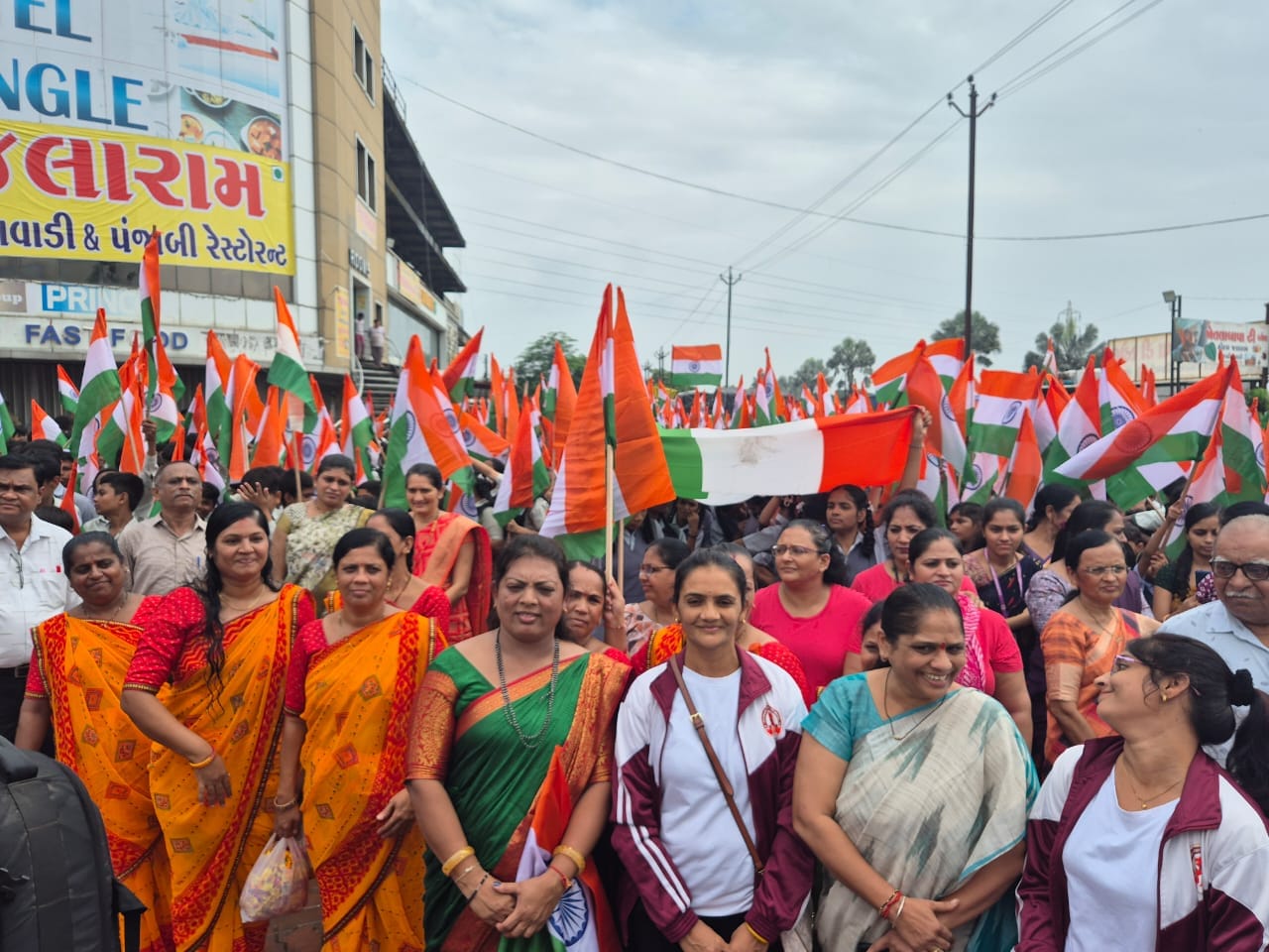 તા.૧૩/૦૮/૨૦૨૪ દરેક ઘરમાં ત્રિરંગો. આજે પલસાણા તાલુકાના ચલથાણ ગામે ભવ્ય તિરંગા યાત્રાનું આયોજન.